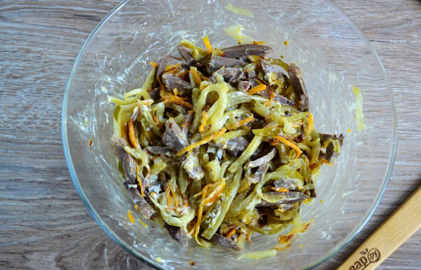 1. Этап. Салат из сердца с морковью и луком: Перемешайте салат.