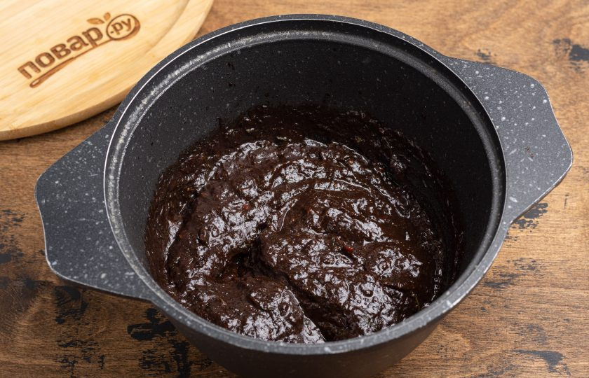 1. Этап. Соус из чернослива на зиму: Верните соус на плиту, проварите еще 3 минуты. В конце влейте винный уксус, перемешайте и снимите с плиты.