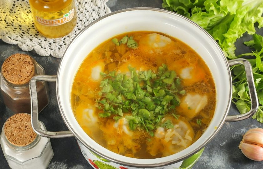 1. Этап. Сырный суп с пельменями: Выложите сырные нарезки, измельчите промытую петрушку и добавьте ее в емкость вместе с молотым черным перцем. Проварите 2-3 минуты до расплавления сыра и выключите нагрев.