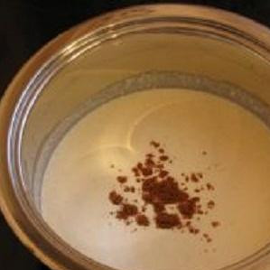 1. Этап. Фетучини с грибами под сливочным соусом: 3. Для соуса натереть на терке твердый сыр. Творожный сыр, тертый твердый сыр и сливки перемешать. Добавить соль, перец и мускатный орех. Поставить на небольшой огонь и довести до кипения. Постоянно помешивать соус на огне, пока он не начнет густеть.