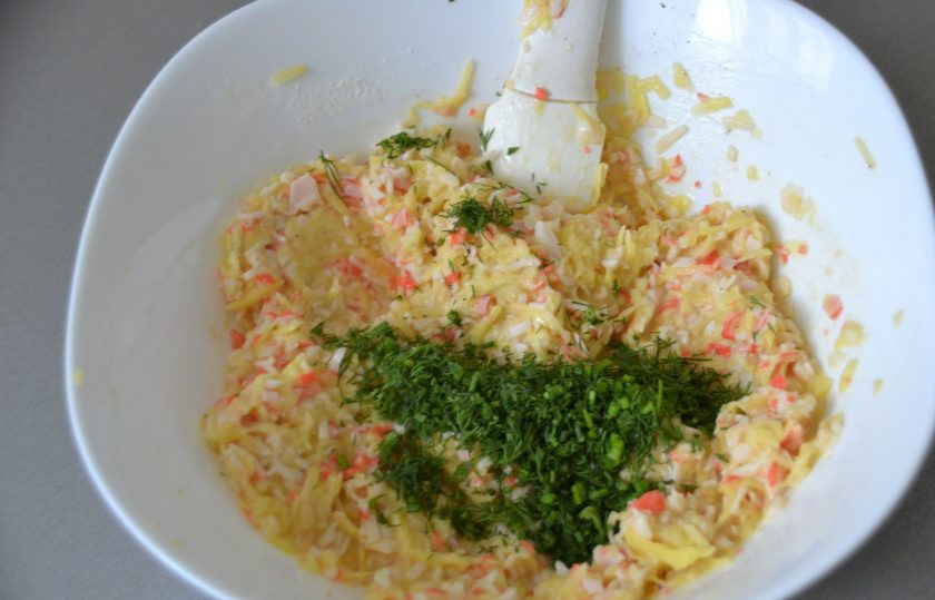 1. Этап. Драники с крабовыми палочками: При желании можно добавить измельченную зелень укропа.