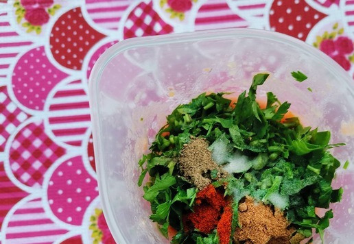 1. Этап. Острый соус из помидоров: Затем порубить петрушку, всыпать пряности. Снова включить блендер.