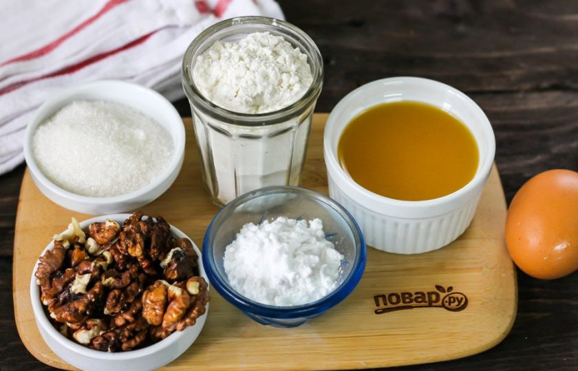 1. Этап. Печенье с грецкими орехами: Подготовьте указанные ингредиенты. Растопите сливочное масло в микроволновке и дайте ему слегка остыть.