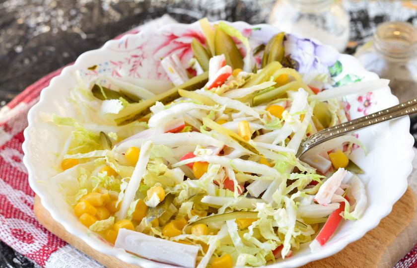 1. Этап. Крабовый салат с соленым огурцом: Перемешайте, посолите и поперчите по вкусу.