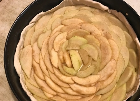 1. Этап. Грушевый пирог Дор Блю: 3. Выкладываем тесто в форму и затем на него красиво выложим нарезанные пластинками груши. Начинаем от края формы и постепенно продвигаемся к центру.