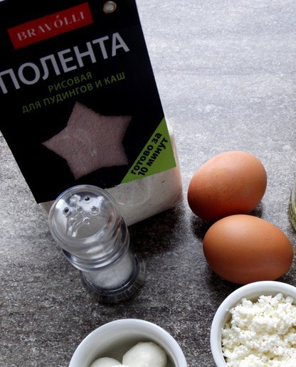 1. Этап. Полента-блин с творогом и сыром: Сначала, я хотела готовить с моцареллой, а после решила взять обычный сыр, тут дело ваше)).