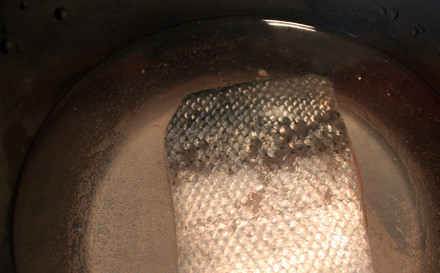 1. Этап. Рыбный суп-пюре: Кусок красной рыбы кладем в кастрюлю, заливаем водой. Доводим до кипения и варим несколько минут.