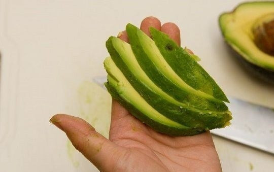 1. Этап. Салат из авокадо, яиц и огурцов: Очистим авокадо и нарежем на тонкие ломтики.