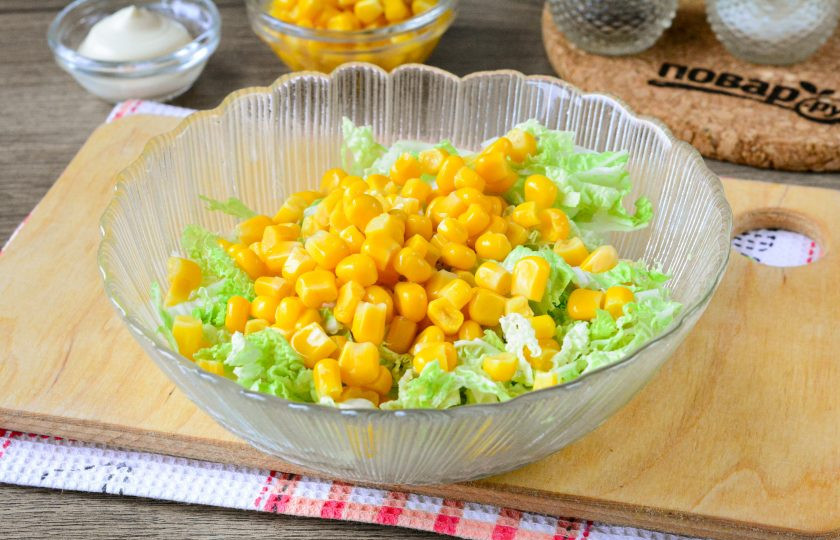 1. Этап. Салат Анжелика: Выложите пекинскую капусту в салатник, добавьте туда же консервированную кукурузу.