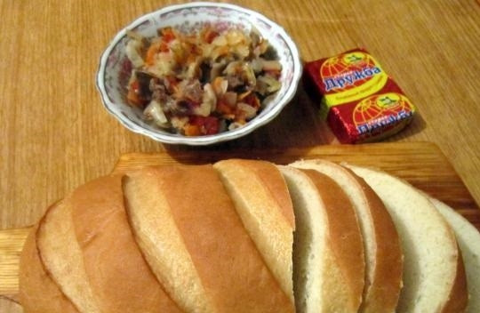 1. Этап. Пицца на батоне на сковороде: 3. В миске соединяем овощи, мясо с грибами и колбасой, перемешиваем. Батон нарезаем на ломтики.