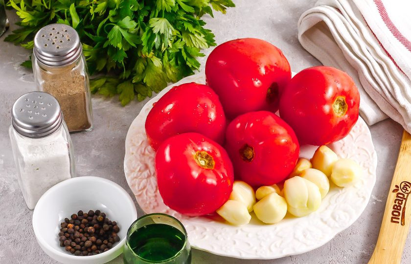 1. Этап. Розовые помидоры на зиму: Подготовьте указанные ингредиенты. Количество указано на на банку объемом 1 литр. Выберите целые овощи без подпорченностей.