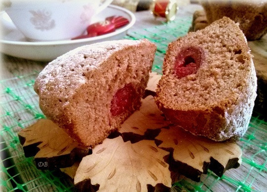 1. Этап. Кексы из бисквитного теста с начинкой: При желании посыпьте сахарной пудрой. Приятного аппетита!