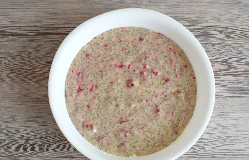 1. Этап. Пирог с маком и малиной: Форму для выпечки смажьте сливочным маслом, перелейте тесто. Поставьте выпекаться в разогретую до 180 градусов духовку на 30-35 минут. Учитывайте особенности своей духовки.