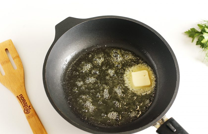 1. Этап. Соус для спагетти: Растопите в сковороде кусочек сливочного масла.