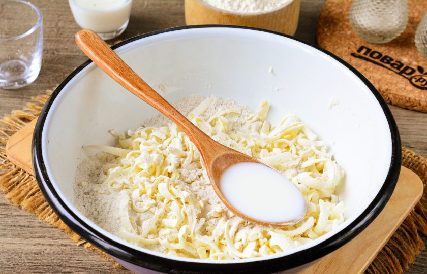 1. Этап. Печенье Нескафе: Влейте молоко и перемешайте.