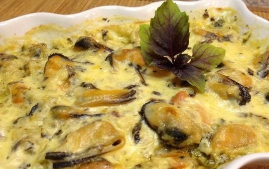 1. Этап. Соус для мидий: 3. Готовым соусом заливаю мидии с луком и отправляю в разогретый до 200 градусов духовой шкаф на 15-20 минут. Подаю блюдо горячим.