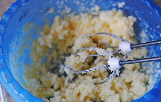 1. Этап. Кекс с клубникой: 1. Включите сразу духовку на 180 градусов, так как тесто готовится довольно быстро. Размягченное сливочное масло взбейте с сахаром.