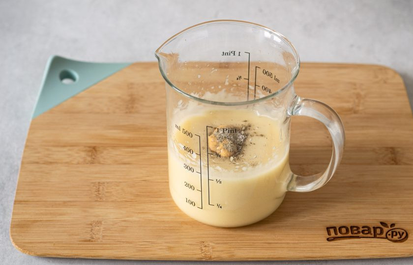 1. Этап. Постный яблочный майонез: Потом добавьте черный молотый перец, горчицу и яблочный уксус. Еще раз взбейте до однородности.