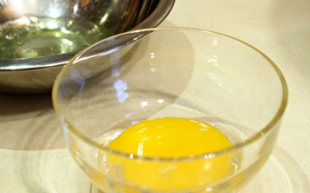 1. Этап. Печенье с повидлом: 4. Отделяем белок от желтка. Желток добавляем к сливочному маслу.