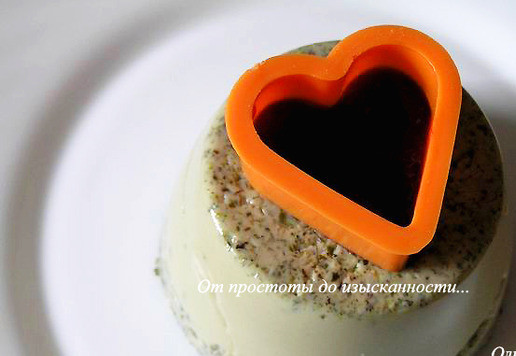 1. Этап. Мятное бланманже с вишневым конфитюром: Готовое бланманже аккуратно выньте из формочек, опустив их на несколько секунд в горячую воду.