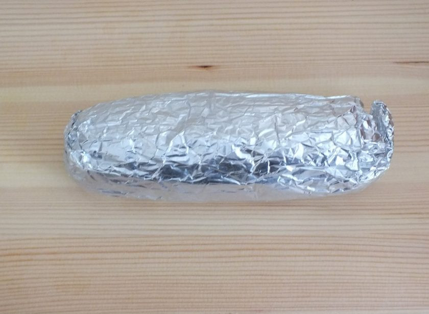 1. Этап. Сыр из кефира и сметаны: Заверните сыр в фольгу. Уберите в холодильник на 1 час.