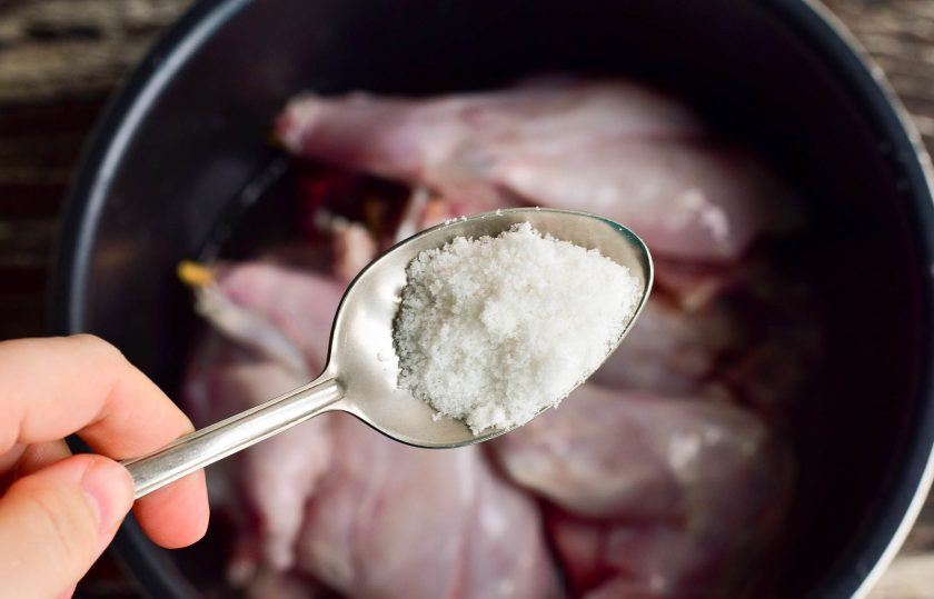 1. Этап. Кролик диетический в мультиварке: Добавьте соль.