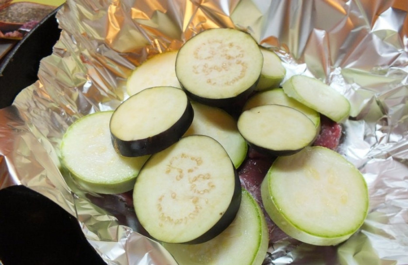 1. Этап. Говядина под шубой: 3. Баклажан промываем от излишков соли и горечи, выкладываем поверх кабачков. Масло растапливаем и поливаем сверху нашу конструкцию.