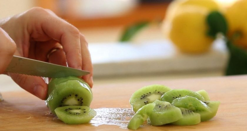 1. Этап. Яблочно-лимонное пюре: В это время небольшими кусочками нарежьте киви и ананас.