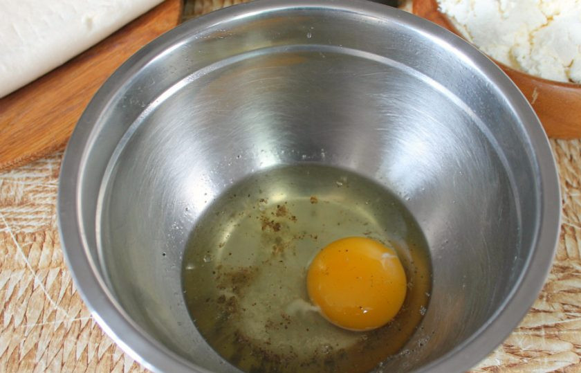 1. Этап. Греческая улитка: В миску насыпаем соль и перец. Добавляем 2 яичных белка и 1 желток (второй желток оставляем, он понадобится для смазки).