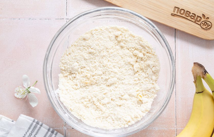 1. Этап. Банановые крекеры: Добавьте к сухой смеси сливочное масло и разотрите в крошку руками.