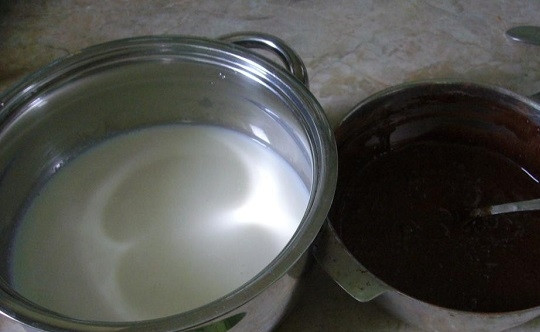 1. Этап. Крем для блинов: 2. В небольшой кастрюле доведите до кипения молоко. В отдельной мисочке взбейте яйца с сахаром, добавьте какао и муку. Масса должна быть однородной и без комочков. В кипящее молоко тонкой струйкой влейте шоколадно-яичную смесь, постоянно помешивая. Проварите на медленном огне, пока масса не начнет густеть.