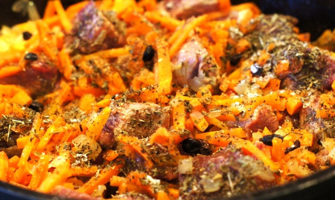 1. Этап. Плов из говядины: Посыпьте мясо перцем и другими специями по вкусу, накройте крышку и тушите в течение 45 минут.