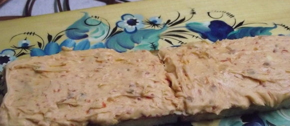 1. Этап. Канапе с селедкой: 3. Готовой массой намазать ломтики хлеба. Слои можно делать не очень тонкий, чтобы хорошо ощущался вкус.