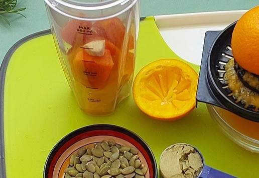 1. Этап. Морковно-тыквенный смузи с апельсином: Тыкву слегка разморозить. Морковь почистить, отмерить нужное количество (лишнее я убираю в морозилку), имбирь почистить, выжать из апельсина сок. Корочки я не выбрасываю. Оставляю на варенье. Немного об использовании протеина: не забывайте, что это пищевая добавка и полностью заменять им белковые продукты нельзя.