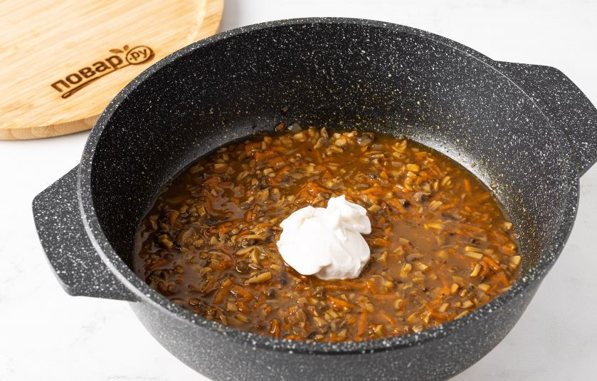 1. Этап. Грибная подлива из шампиньонов: Затем добавьте сметану, перемешайте. Доведите до кипения, выключите плиту и дайте подливе настояться ещё 10 минут.