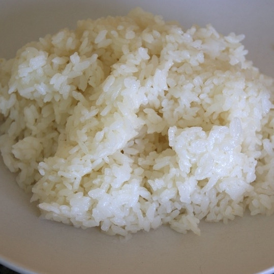 1. Этап. Рис с жареными креветками по-китайски: Рис необходимо предварительно отварить до готовности. Однако не переварите рис и не превратите его в кашу - пусть он будет чуть тверже, чем полностью готовый, ведь мы его еще будем обжаривать.