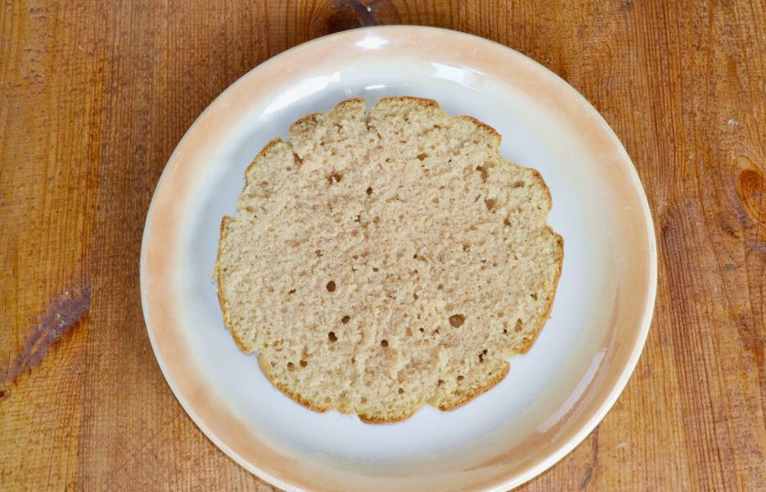 1. Этап. Торт с корицей: Хорошо остывшие коржи разрежьте пополам.