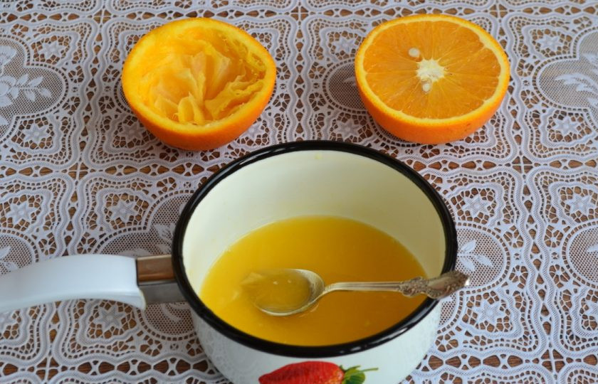 1. Этап. Курочка под шубкой: 2. Теперь нам нужно приготовить соус: выдавливаем сок половинки лимона в глубокую небольшую посуду.