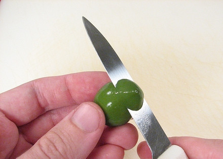 1. Этап. Салат Капрезе на Хэллоуин: 1. Срежьте ножом округлые бочки и верх оливок.