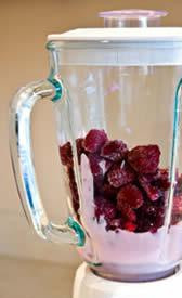 1. Этап. Витаминный напиток Ягодка Мэдли: 3. Сложите все составляющие коктейля в блендер, смешивайте его с перерывами несколькими приемами до образования легкой и однородной ягодной массы.