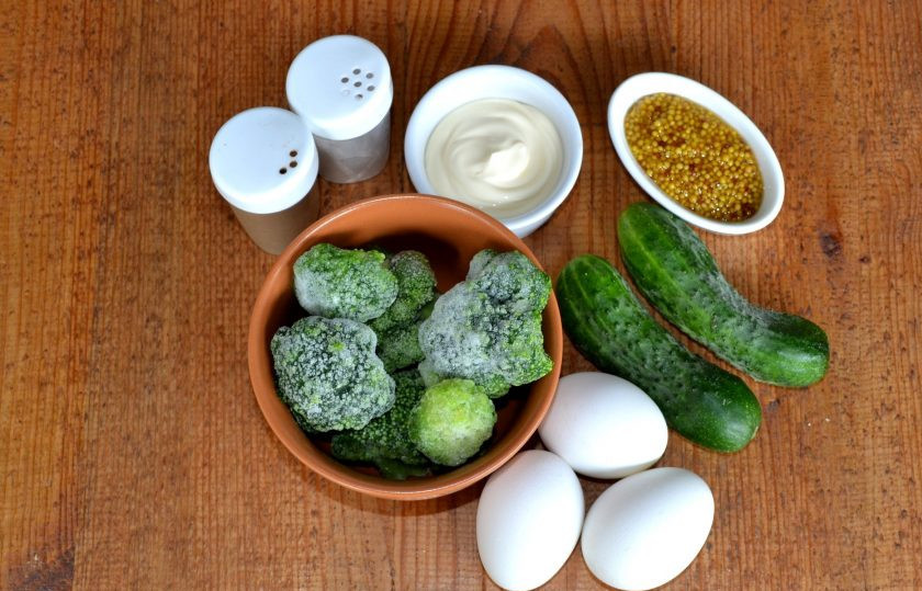 1. Этап. Салат из брокколи и огурцов: Первым делом нужно отварить вкрутую яйца. В отдельной кастрюльке доведите до кипения воду, подсолите и опустите туда брокколи на пару минут.