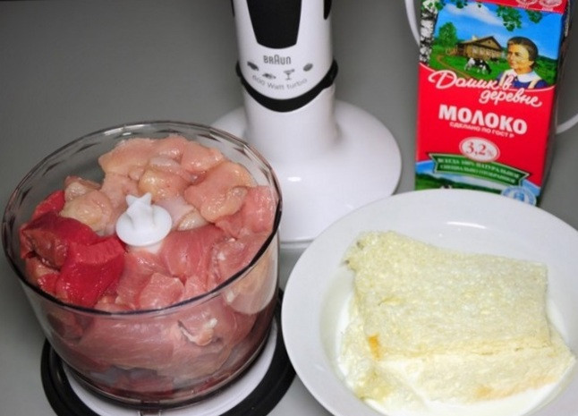 1. Этап. Террин из куриной печени: Оставьте в молоке на 15 минут кусочки белого хлеба, хорошо промочив их со всех сторон. В это время очистите от пленок и жил говядину, курицу и свинину. После чего при помощи блендера их вместе с отжатым от молока хлебом измельчите до состояния однородного фарша мелкого помола. Если вы используете мясорубку, пропустите через нее фарш два раза.