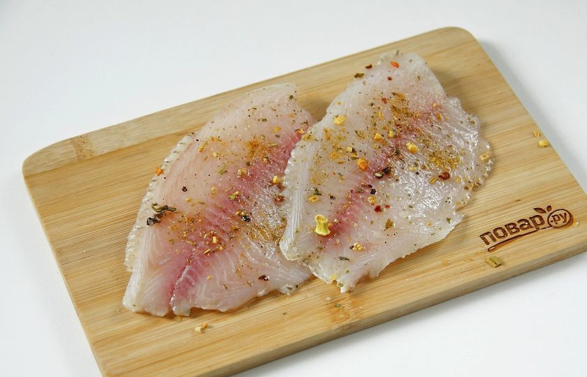 1. Этап. Рыба, запеченная в тесте в духовке: Рыбу разморозьте, натрите солью и специями, сбрызните соком лимона и оставьте мариноваться минимум на 20-30 минут.