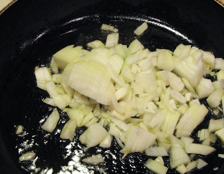 1. Этап. Блины с индейкой: 2. Очистите и измельчите лук. Выложите на сковороду с разогретым растительным маслом. Жарьте на среднем огне до мягкости.