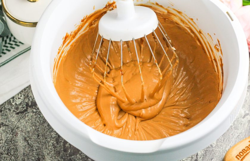 1. Этап. Шоколадный торт с кремом из вареной сгущенки: Взбейте все примерно 2-3 минуты, но не дольше, чтобы не перевзбить масло.