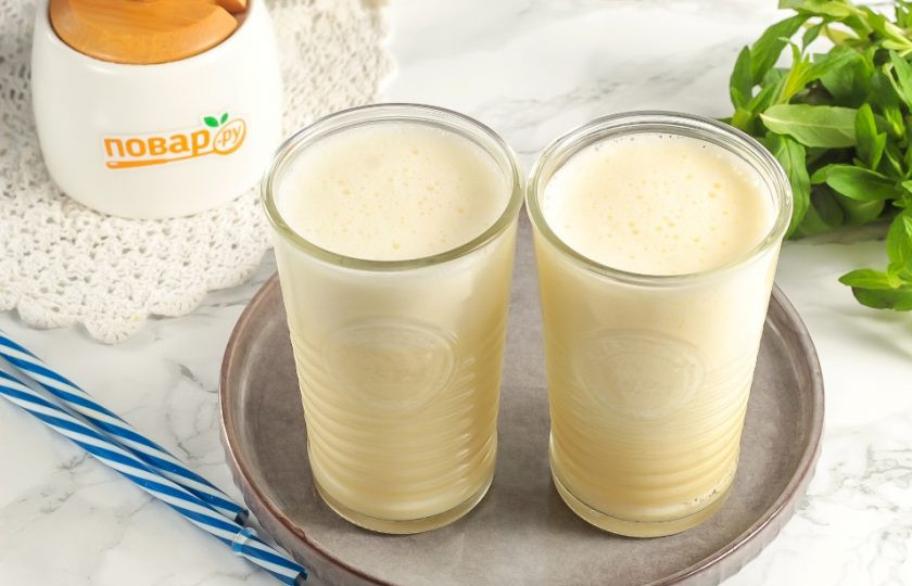 1. Этап. Молочно-яичный коктейль: Перелейте приготовленный коктейль в высокие стаканы или чашки.