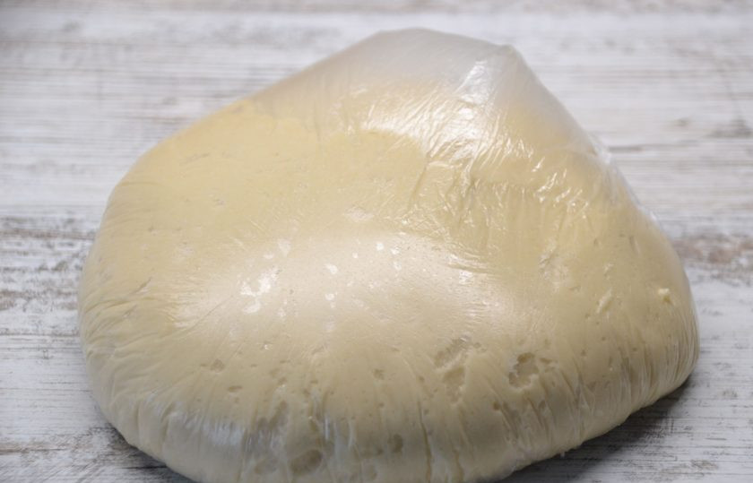 1. Этап. Уральское печенье: Всыпьте муку в миску со сметанной смесью, замесите тесто, уберите в холодильник на 30 минут.