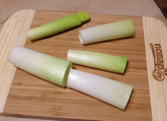 1. Этап. Каннелони из лука-порея: 2. И аккуратно разъединяем на трубочки.