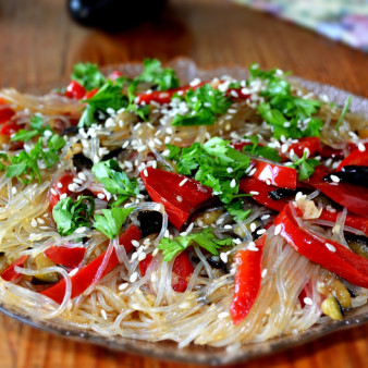 Салат с фунчозой и баклажанами