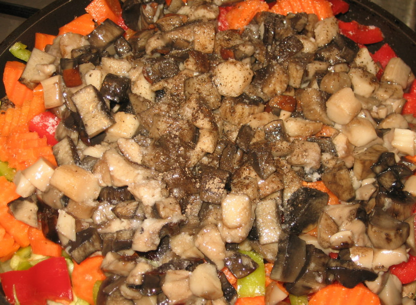 1. Этап. Гуляш из говядины с грибами: Как только говядина станет мягкой, можно выложить на сковородку нарзанные овощи. Тушим все минут 10, а затем добавляем грибы (размороженные), солим и перчим все по вкусу.